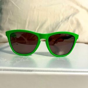 New without tags. Never been worn, comes with sleeve.